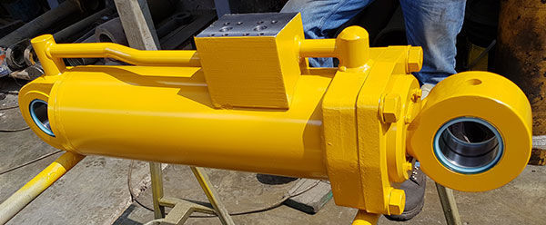 Cilindro hidráulico reparado y pintado